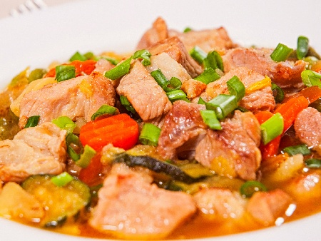 Печено свинско месо с картофи и тиквички по ловджийски на фурна - снимка на рецептата